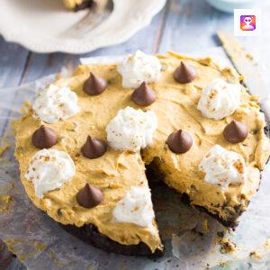 No Bake Pumpkin Chocolate Cheesecake Recipe -&nbsp;Festive, delicious, and easy No Bake Pumpkin Chocolate Cheesecake with a no bake pumpkin spice filling and chocolate chips in a chocolate Oreo crust. Perfect for both pumpkin spice lovers and chocolate lovers! No bake pumpkin spice cheesecake, chocolate chips, and a chocolate oreo crust?! Sounds amazing. Would be an easy Thanksgiving dessert recipe too!